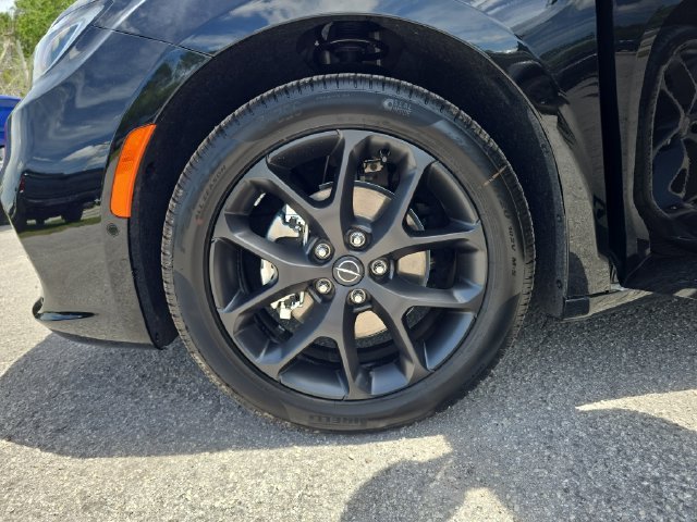 New 2026 Diamond Black Crystal Pearl-Coat Exterior Paint Chrysler Limited image 30