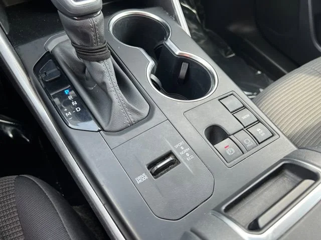 2025 Toyota Highlander LE - Photo 25
