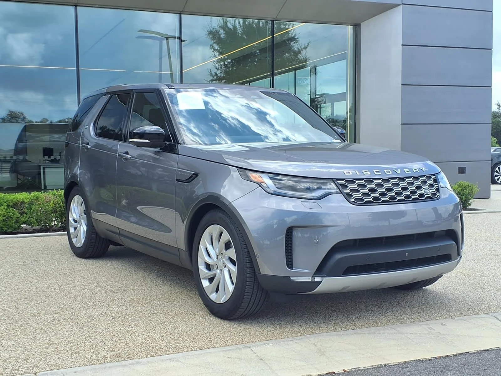 Used 2025 Eiger Grey Metallic Land Rover S image 3