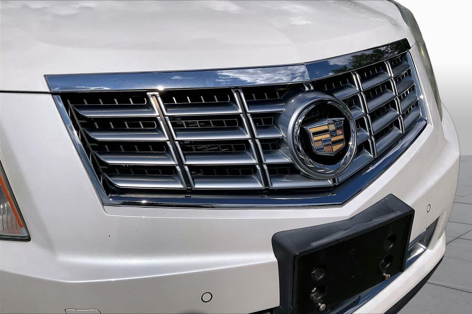Used 2016 Platinum Ice Tricoat Cadillac Luxury Collection image 31