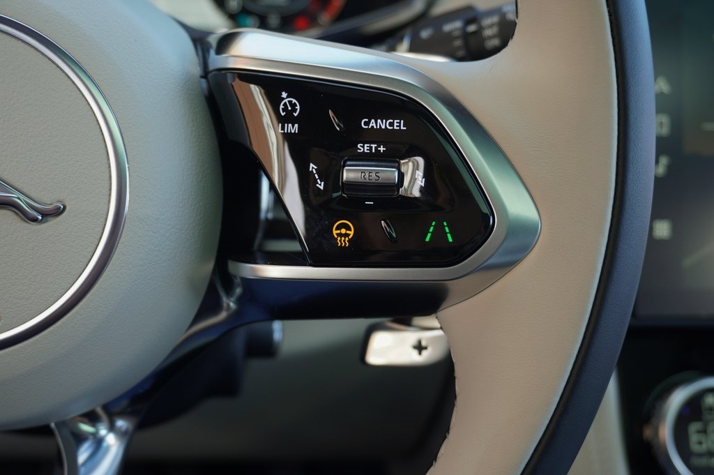 2025 JAGUAR F-PACE - Image 16