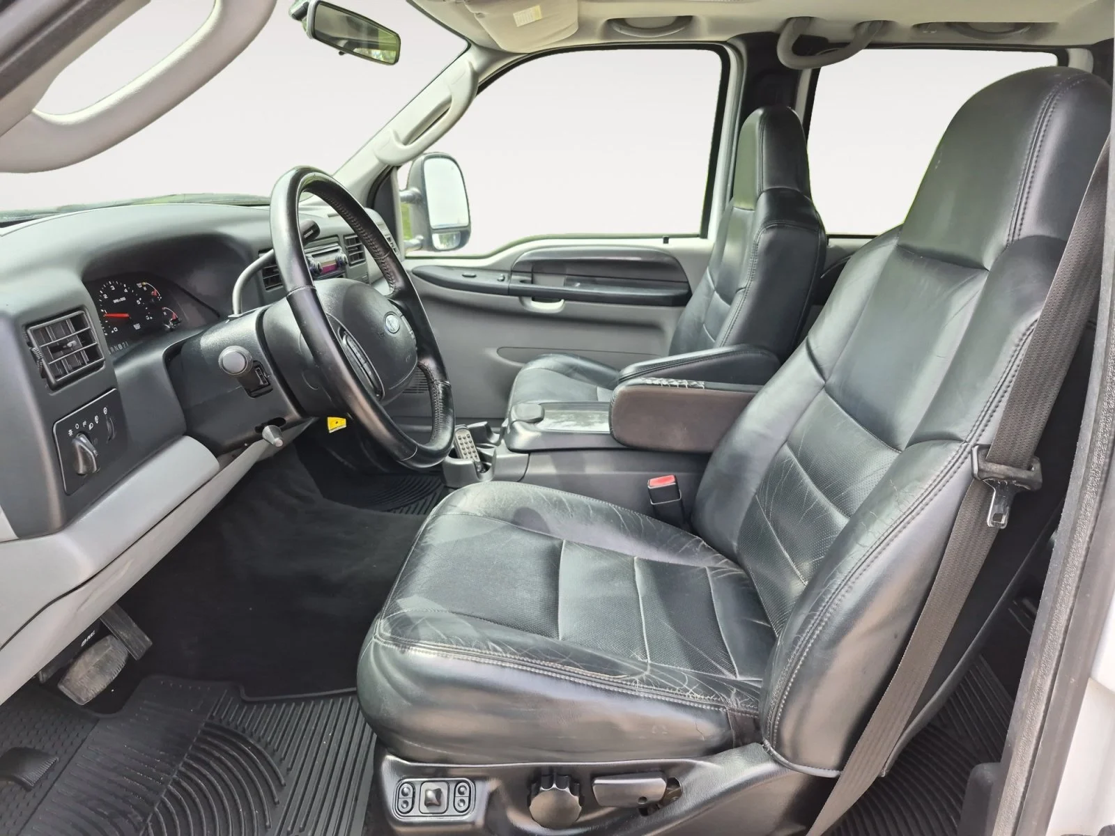 Used 2004 White Ford XL image 20