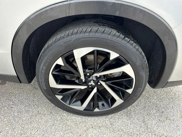 Used 2023 White Mitsubishi SE image 33