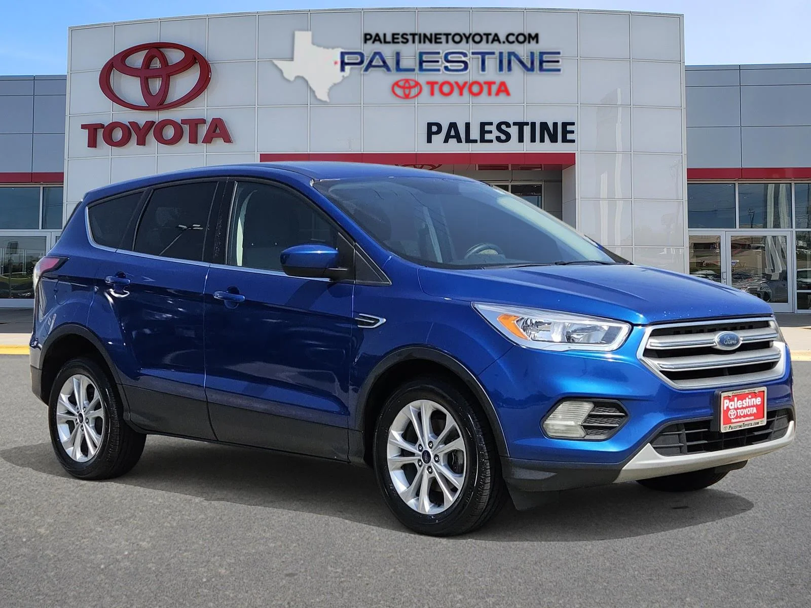 Used 2017 Lightning Blue Metallic Ford SE FWD image 1