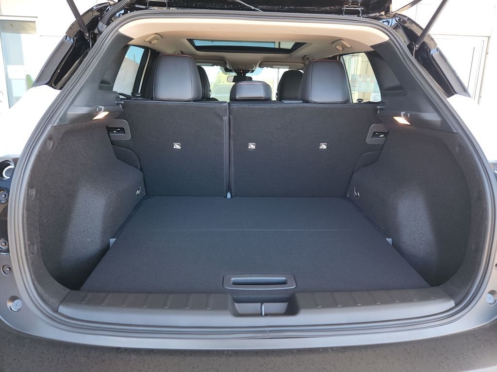 New 2026 Aspen White TriCoat / Super Black Two-tone Nissan SR image 9