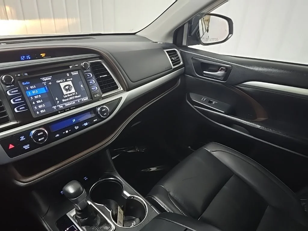 Used 2019 Silver Toyota XLE image 26