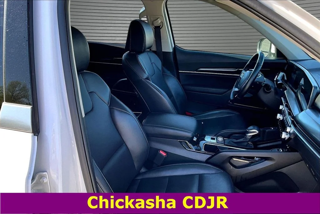 Used 2025 White Kia S image 29
