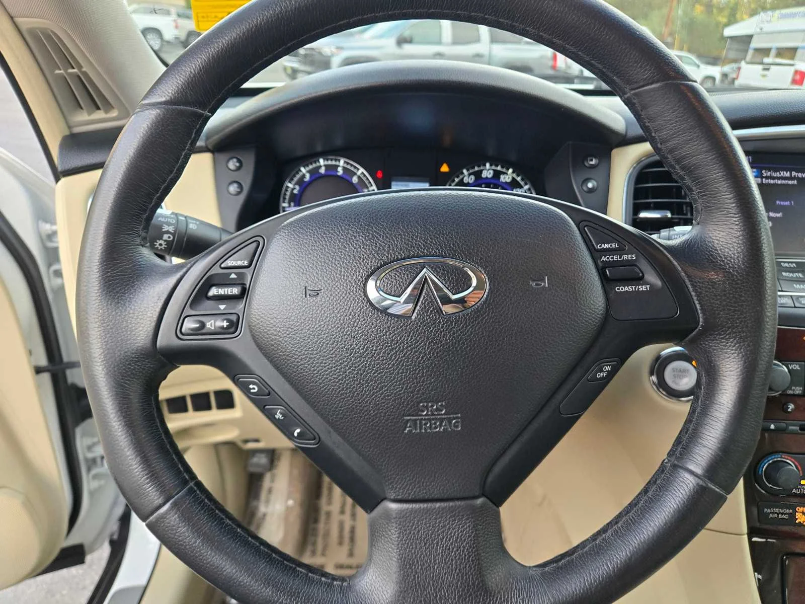 Used 2016  INFINITI  image 27