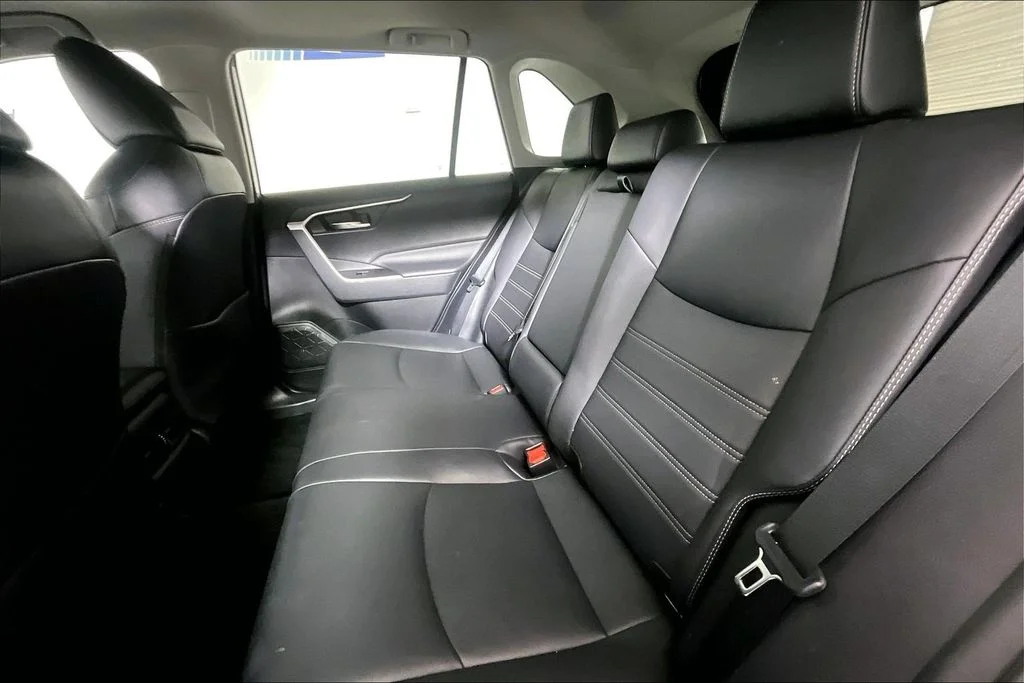 Used 2020 White Toyota XLE Premium image 21