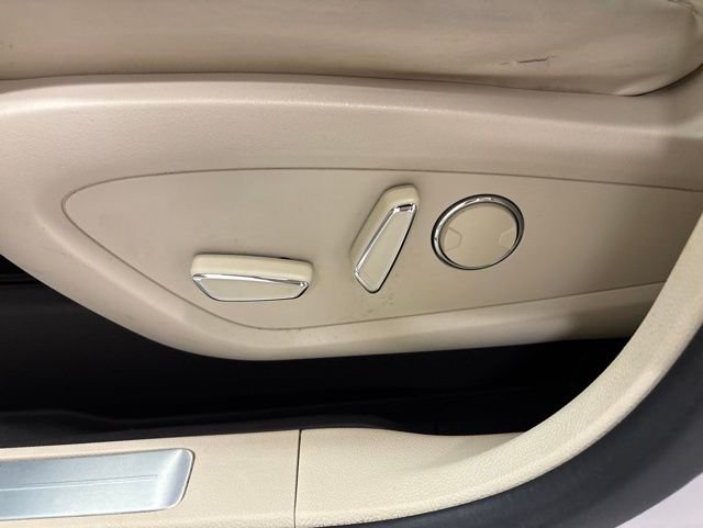 Used 2016 White Lincoln Reserve image 9