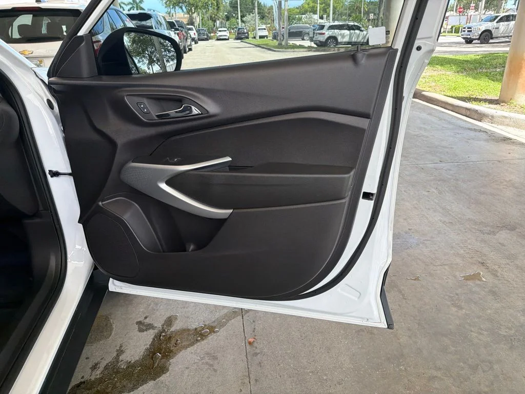 Used 2025 White Chevrolet 1RS image 26