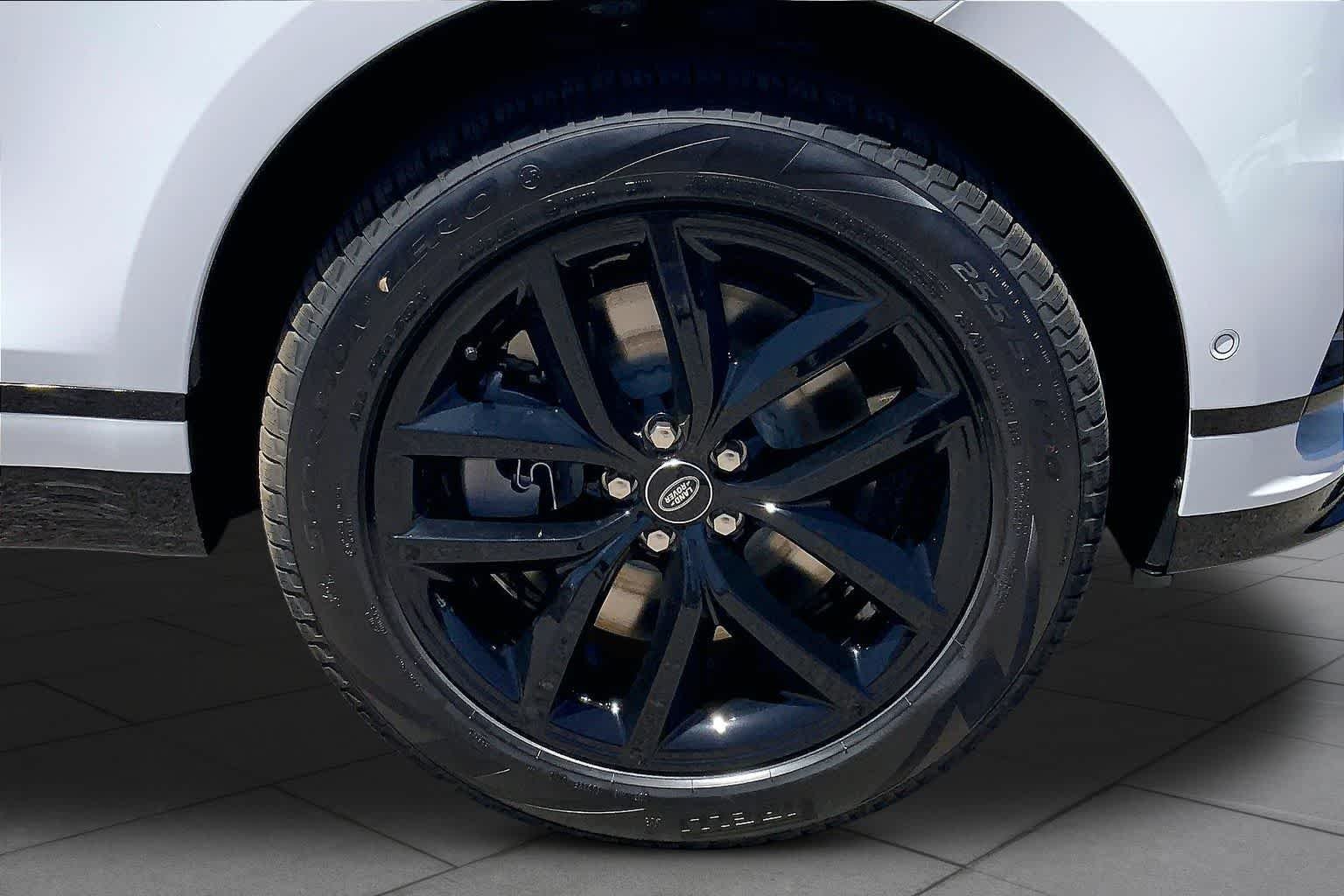 New 2026 Fuji White LAND ROVER Dynamic SE image 11