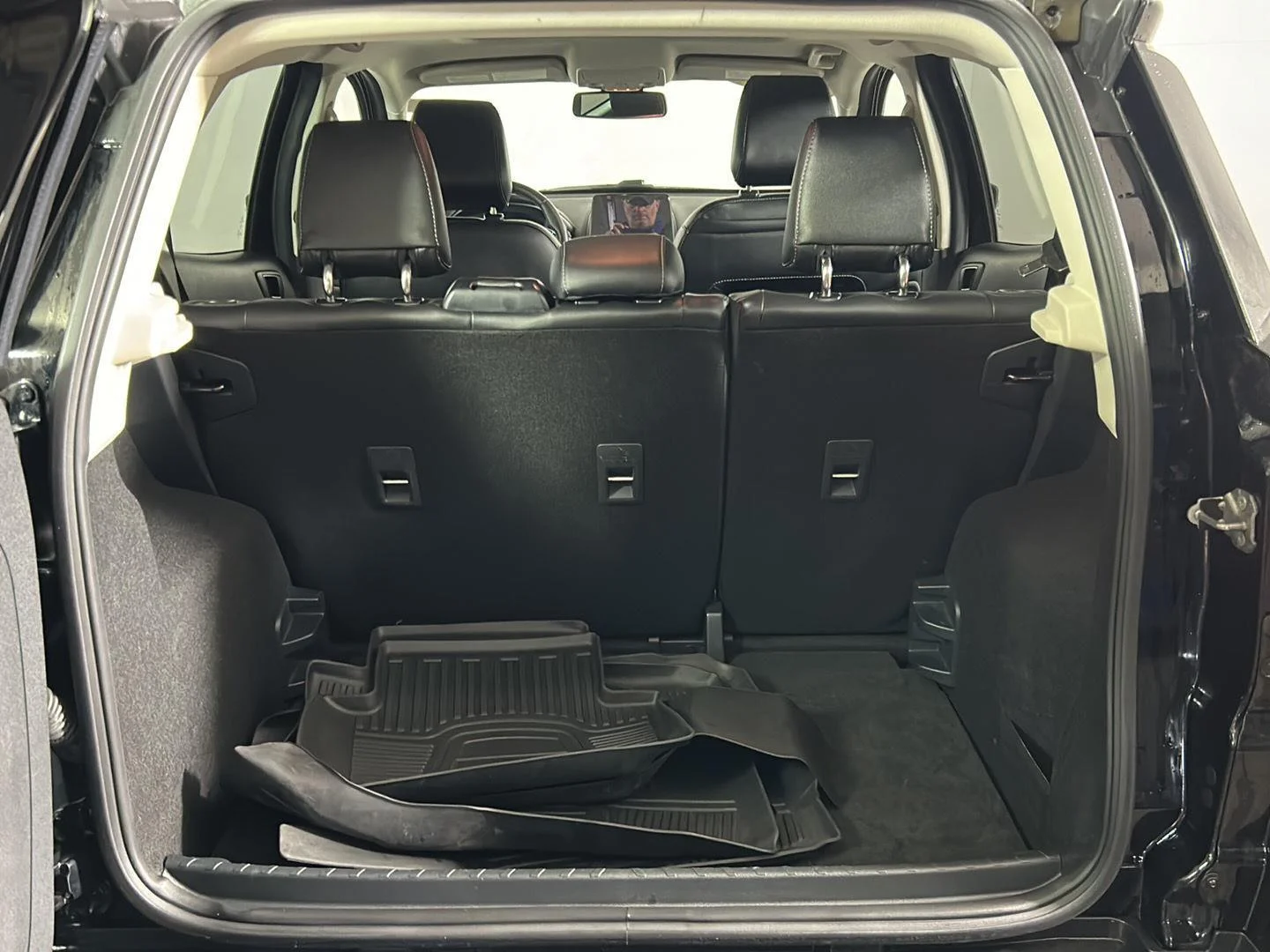 Used 2019 Shadow Black Ford SES image 17