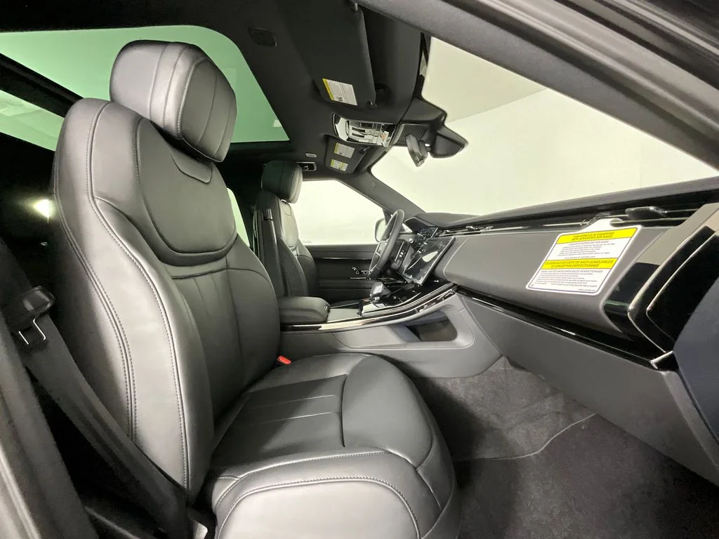 New 2026 Santorini Black Land Rover Dynamic SE image 3