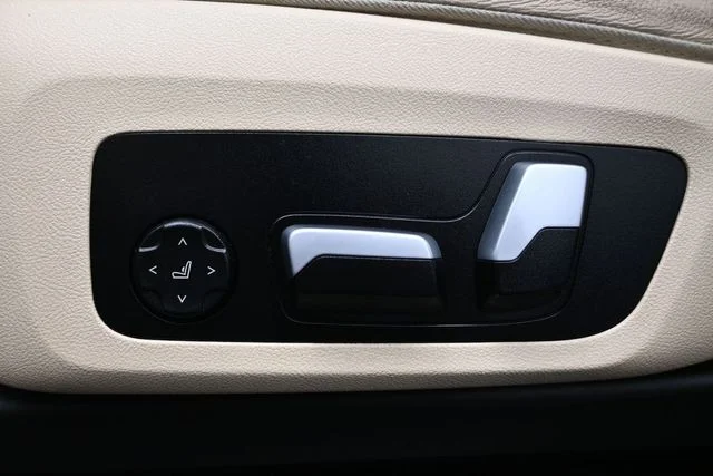 Used 2022 White BMW xDrive30i image 8