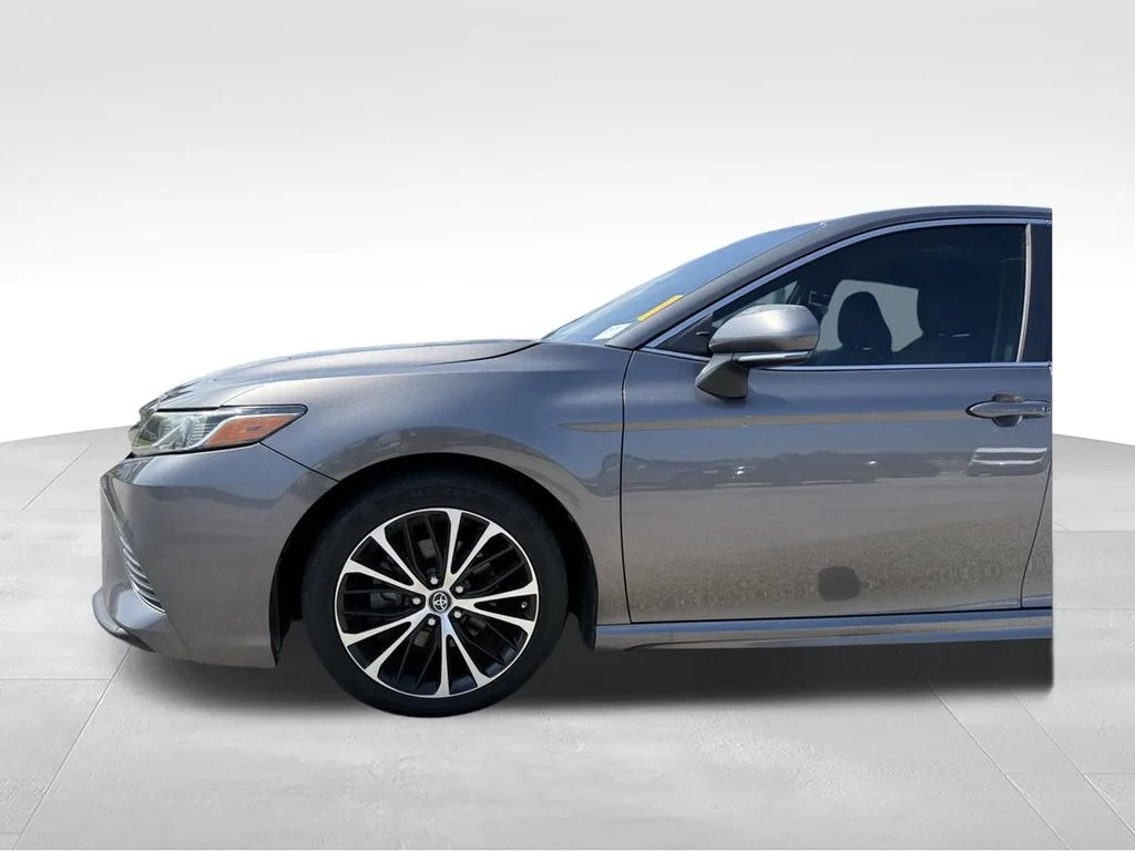 Used 2018 Gray Toyota SE image 22