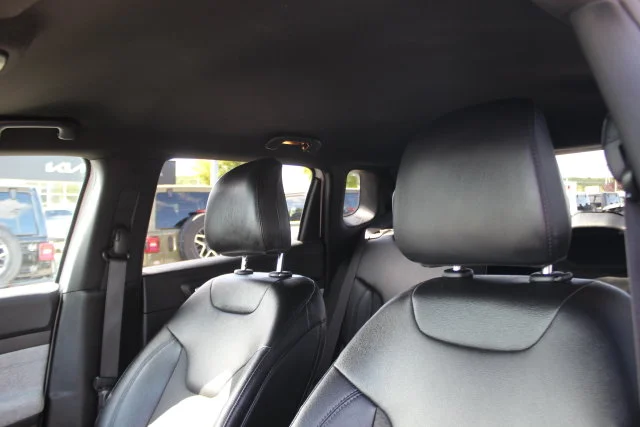 Used 2024 White Jeep Latitude image 22