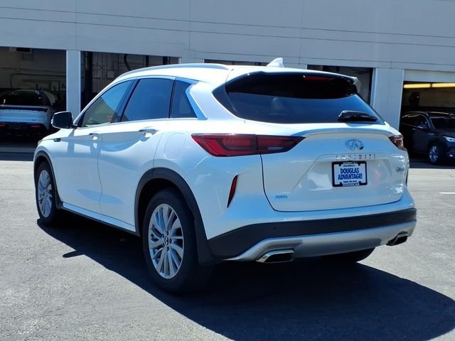 Used 2025 White INFINITI LUXE image 8