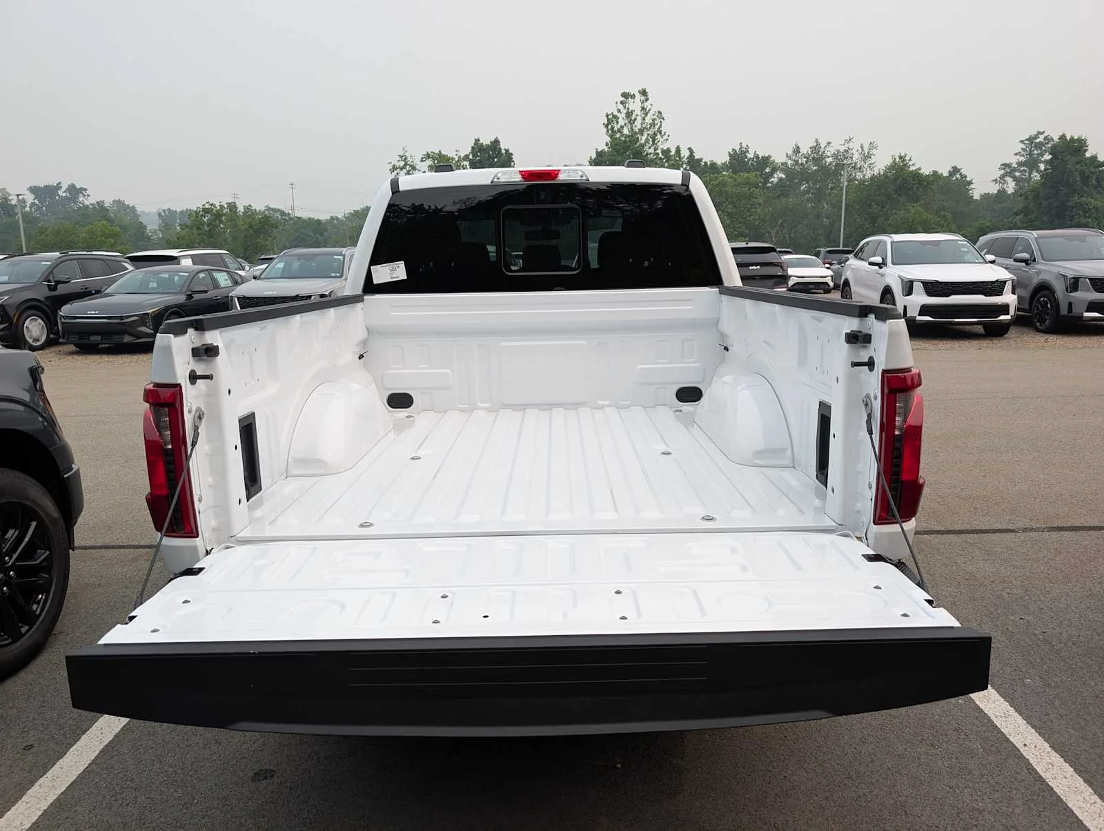 New 2026 Oxford White Ford XLT image 7
