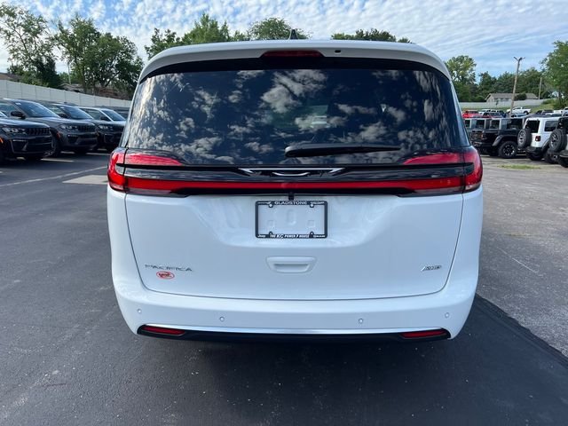 New 2027 Bright White Clear-Coat Exterior Paint Chrysler Select image 8