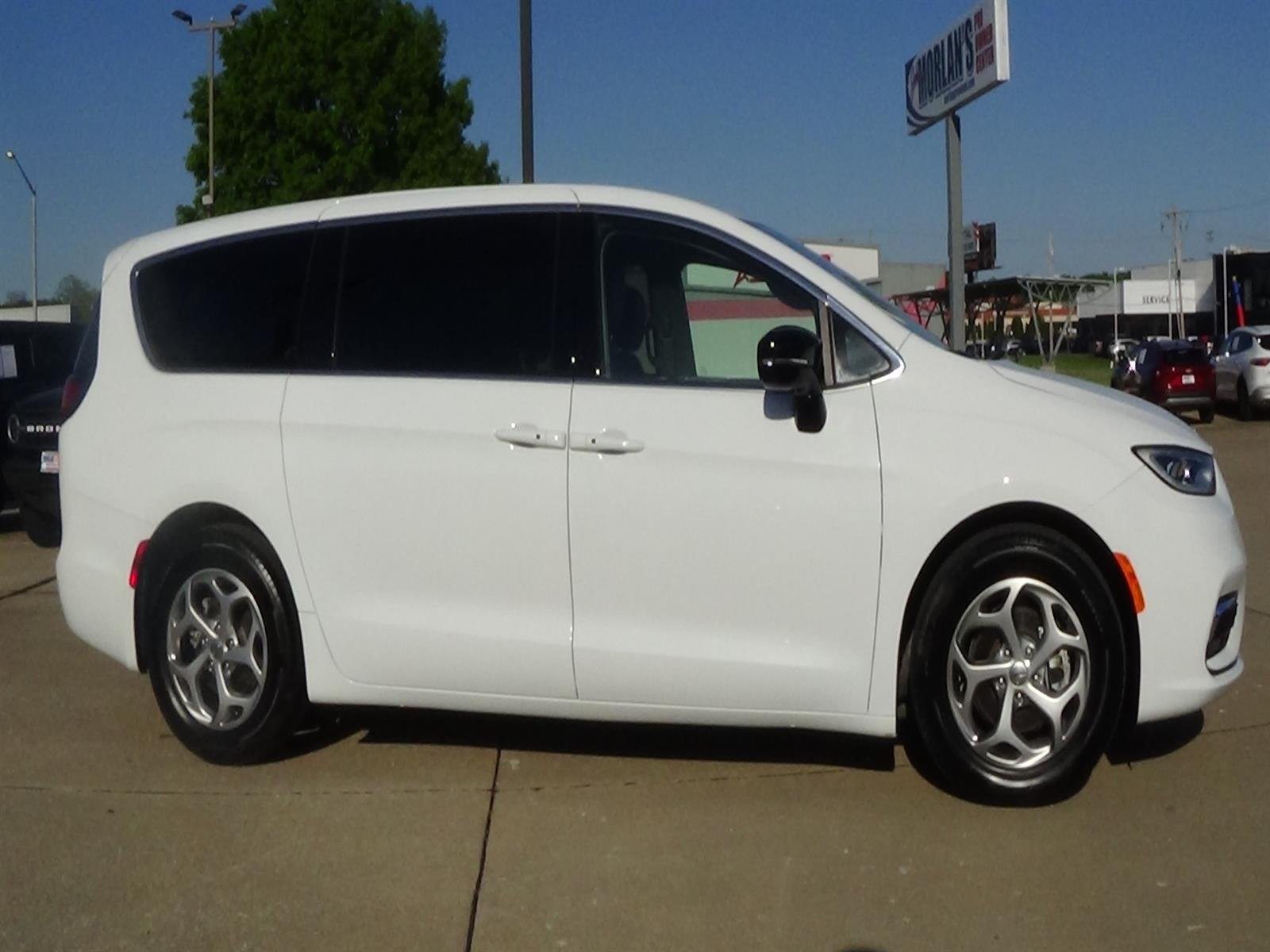 Certified Used 2024 Bright White Clear Coat (pw7) Chrysler Limited image 5