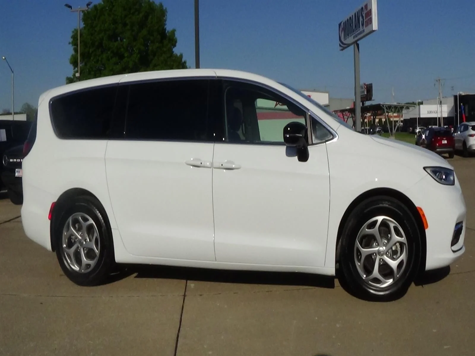 Used 2024 Bright White Clear Coat (pw7) Chrysler Limited image 5