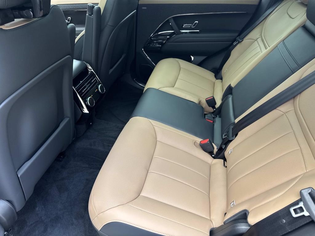 New 2026 Santorini Black Land Rover Dynamic SE image 15