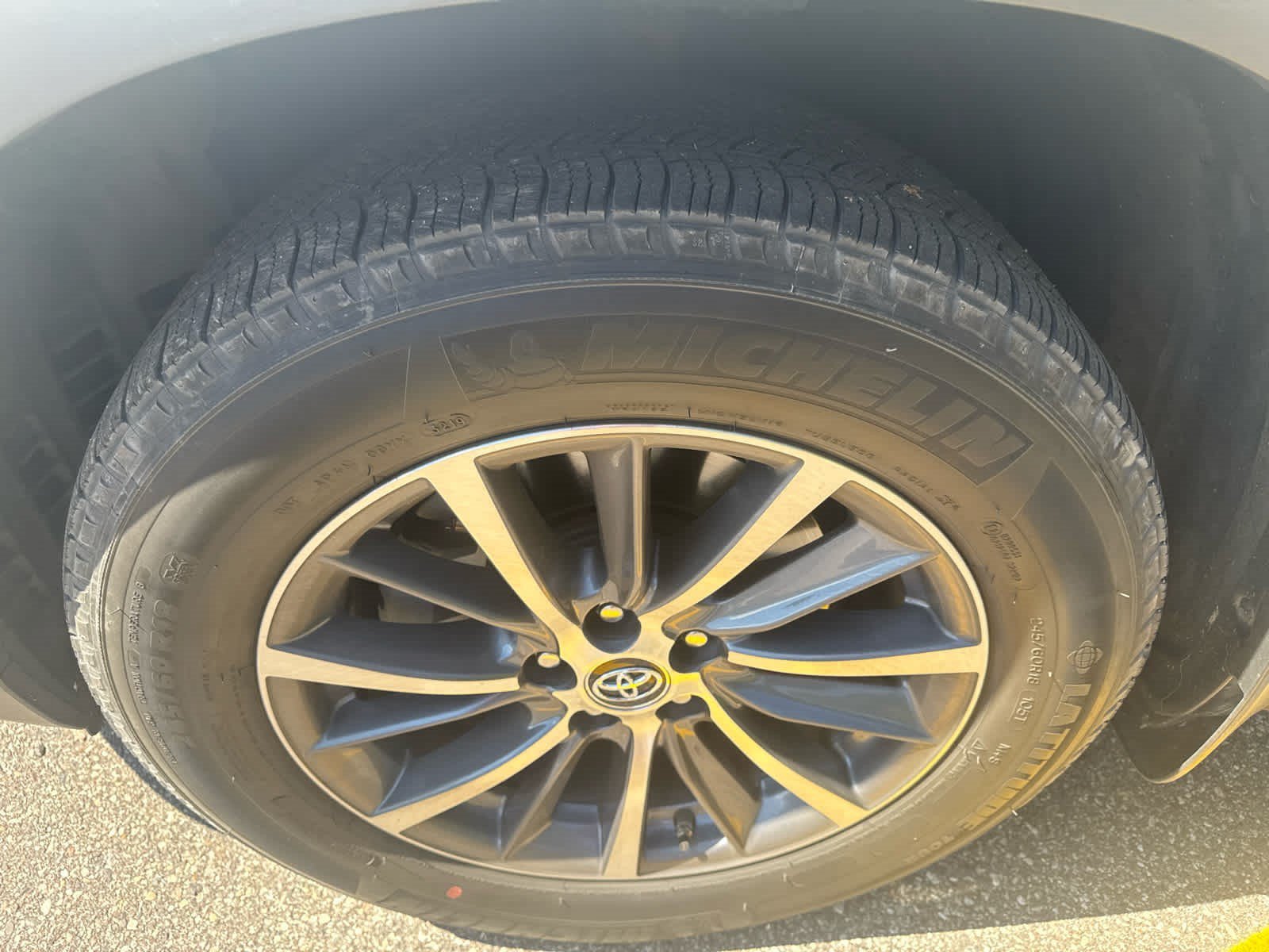 Used 2019 Blizzard Pearl Toyota XLE image 4