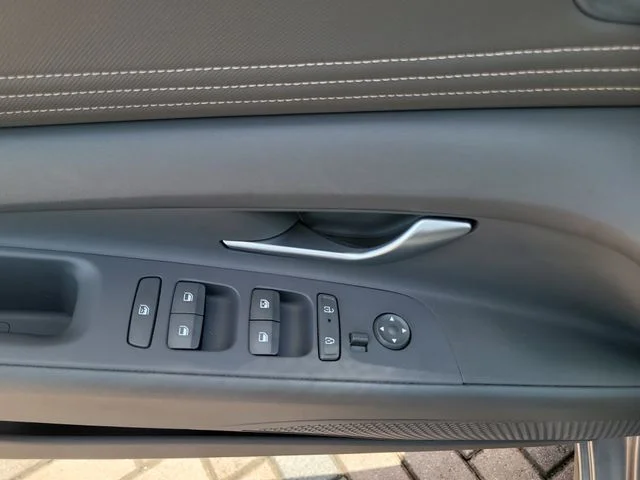 Used 2025  Hyundai SEL Convenience image 16
