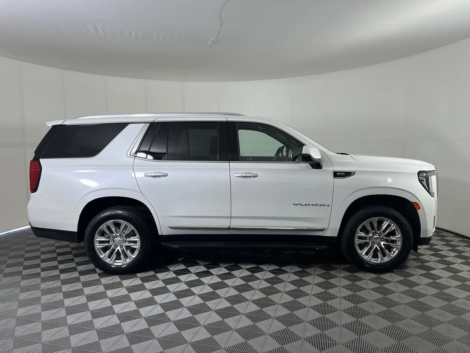 Used 2022 White Frost Tricoat GMC SLT image 37