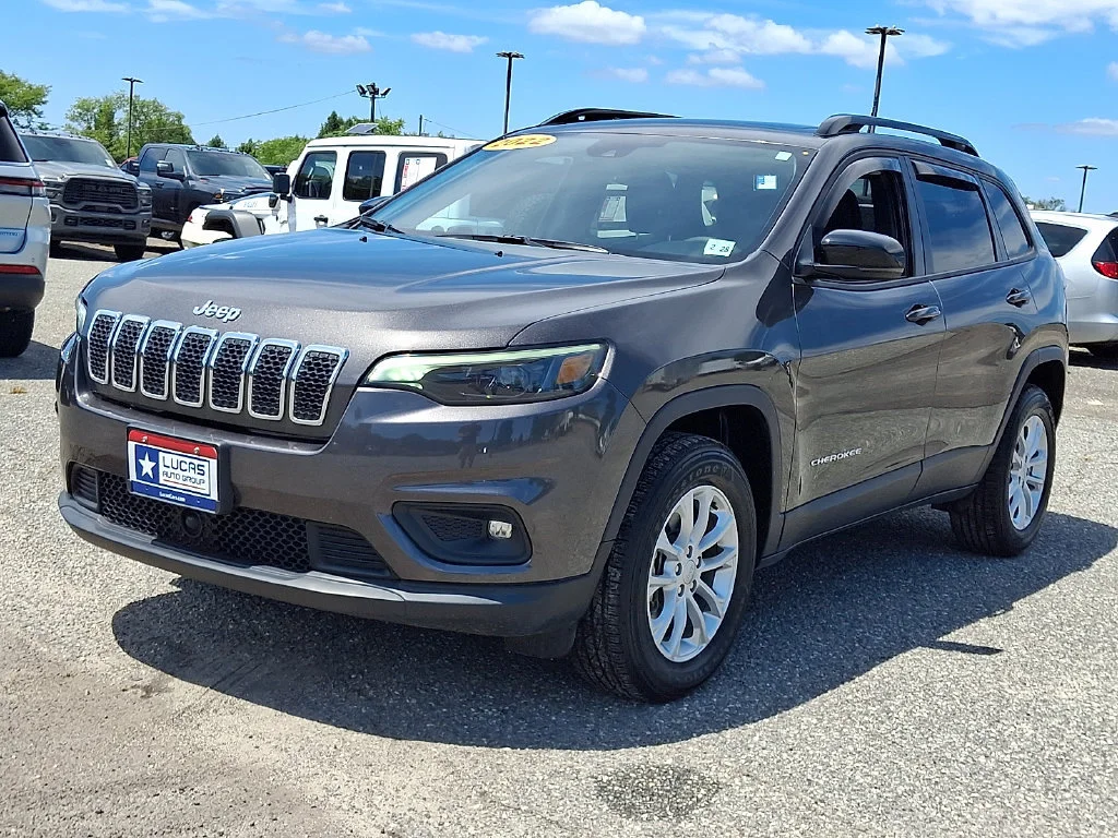 Used 2022 Granite Crystal Metallic Clearcoat Jeep Latitude Lux image 5