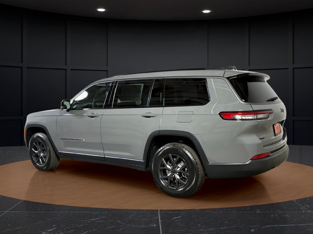 New 2027 Sting-Gray Clear-Coat Paint Jeep Laredo Altitude image 3