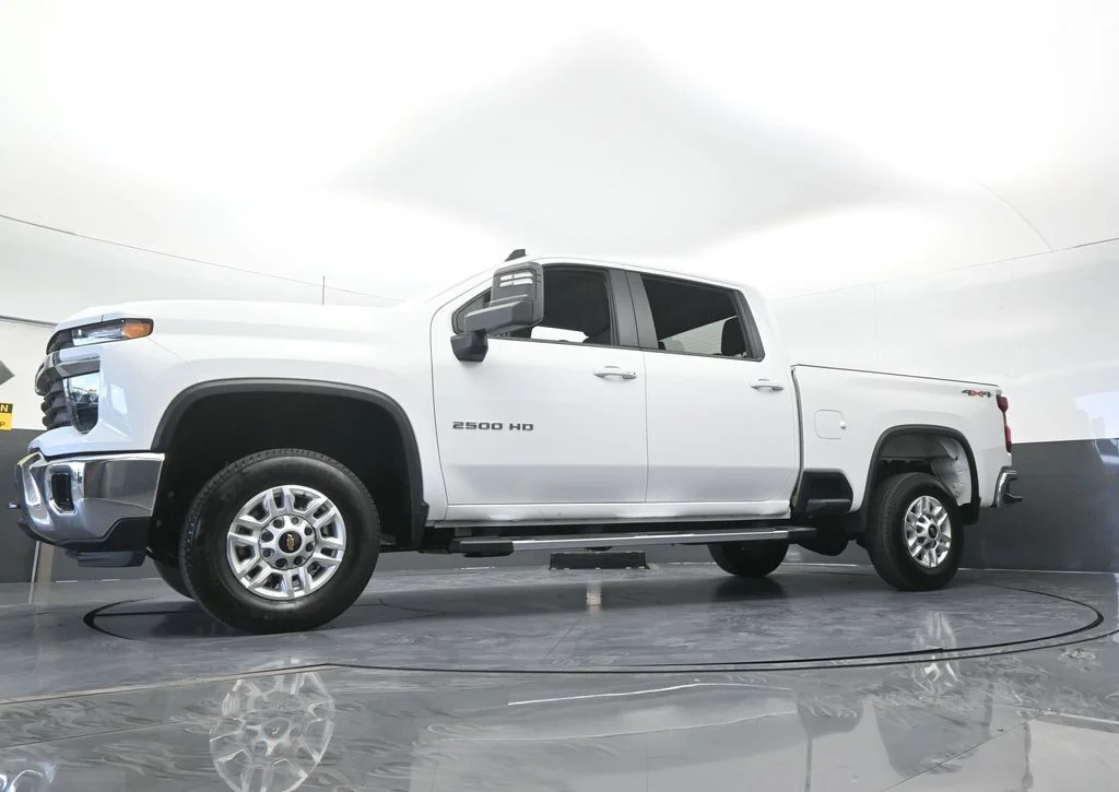 Used 2025 Summit White Chevrolet LT image 61