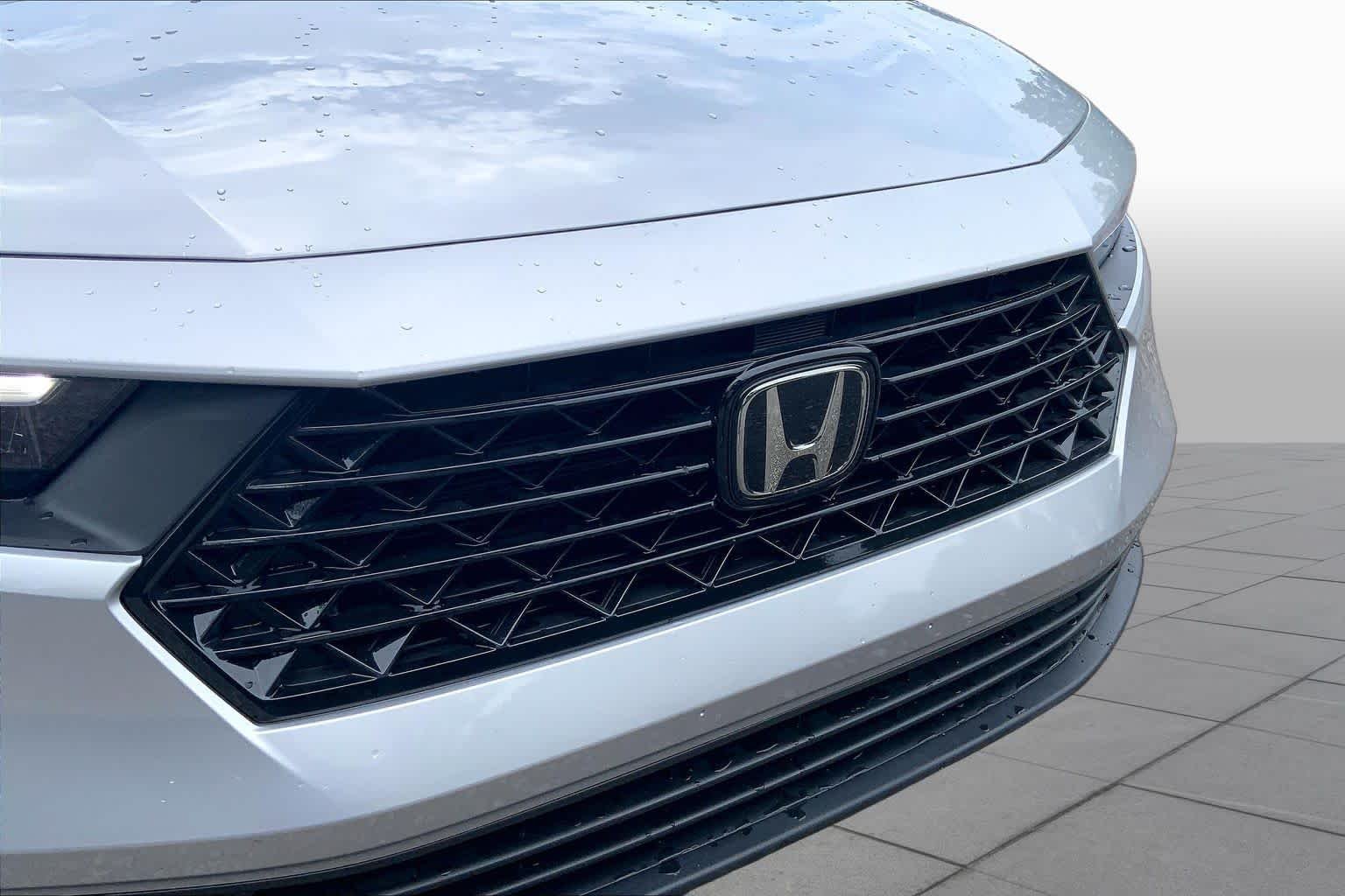 Used 2025 Meteorite Gray Metallic Honda SE image 32