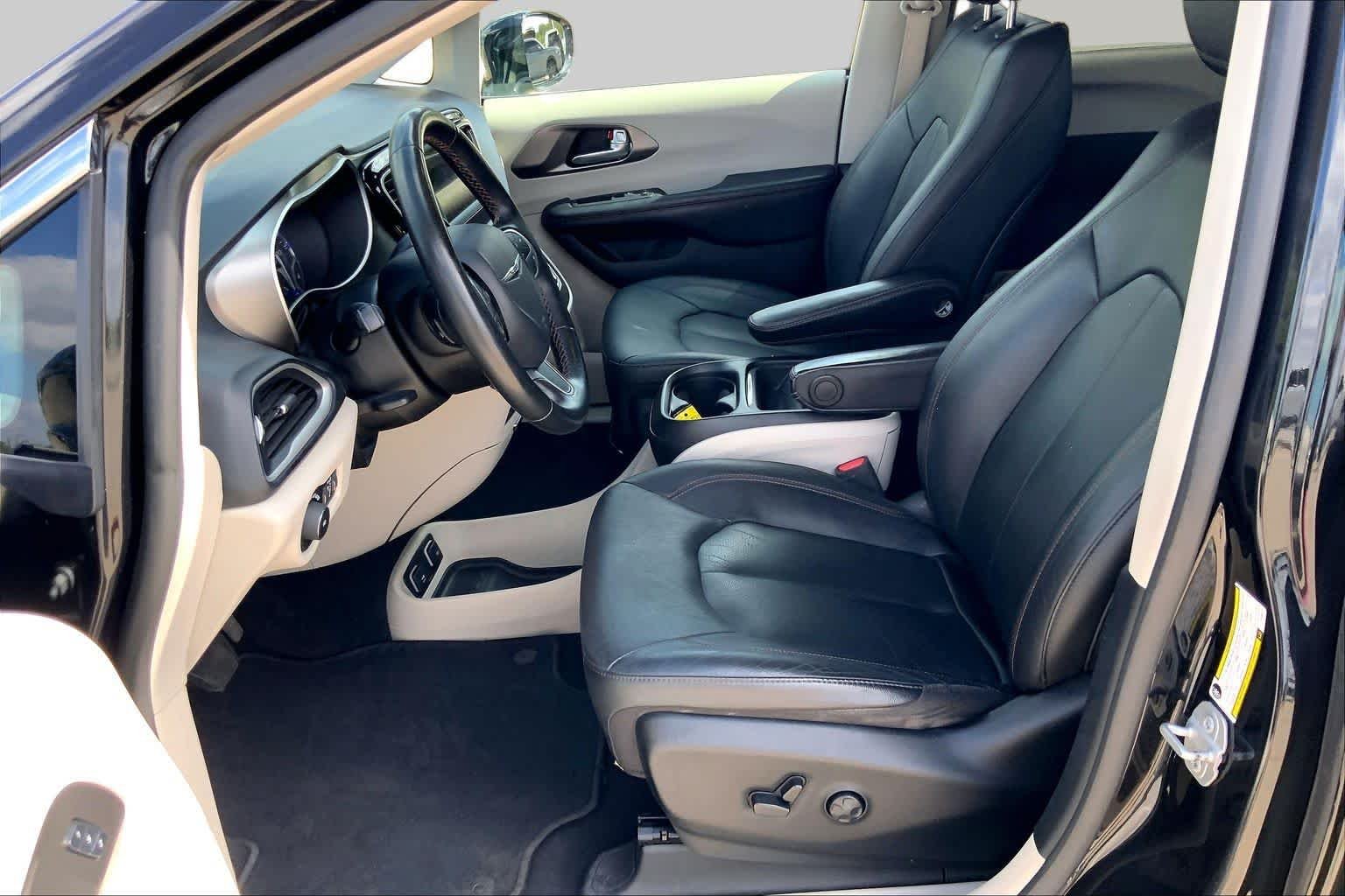 Used 2020 Brilliant Black Crystal Pearlcoat Chrysler Touring L image 8