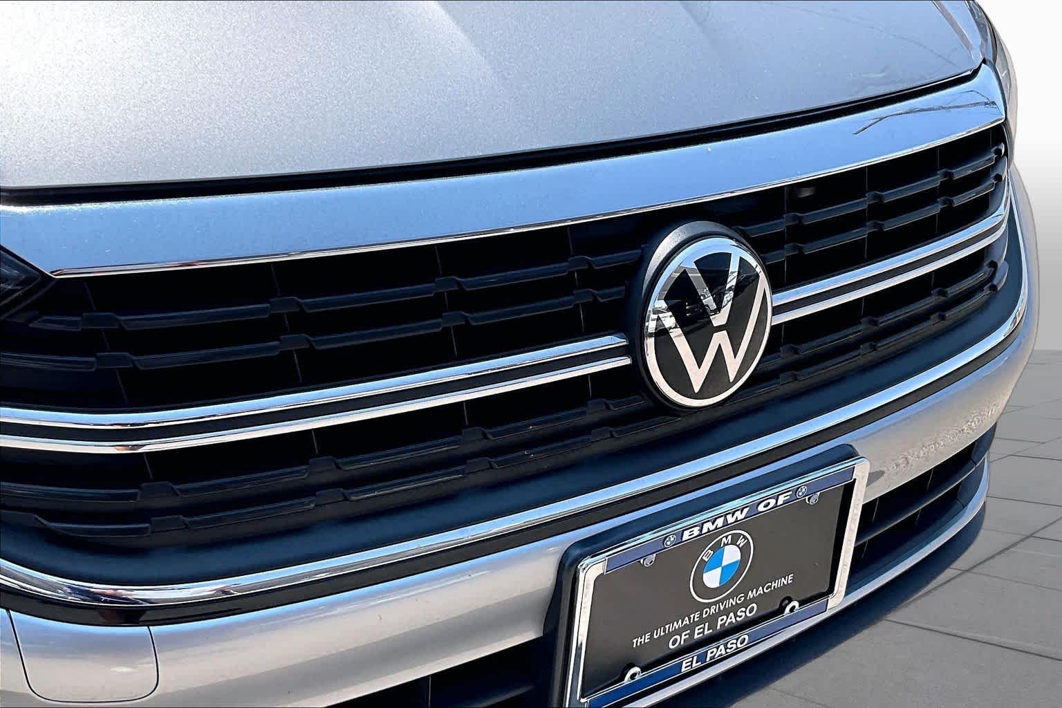 Used 2024 Deep Black Pearl Volkswagen SE image 28