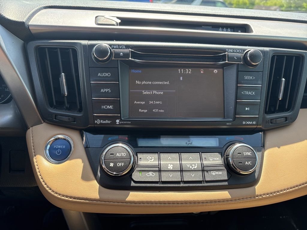 Used 2018 White Toyota XLE image 17