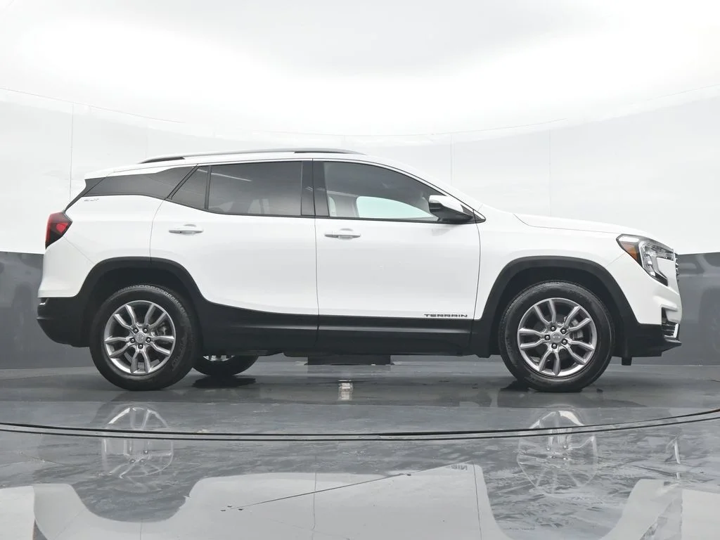Used 2024 White GMC SLT image 32