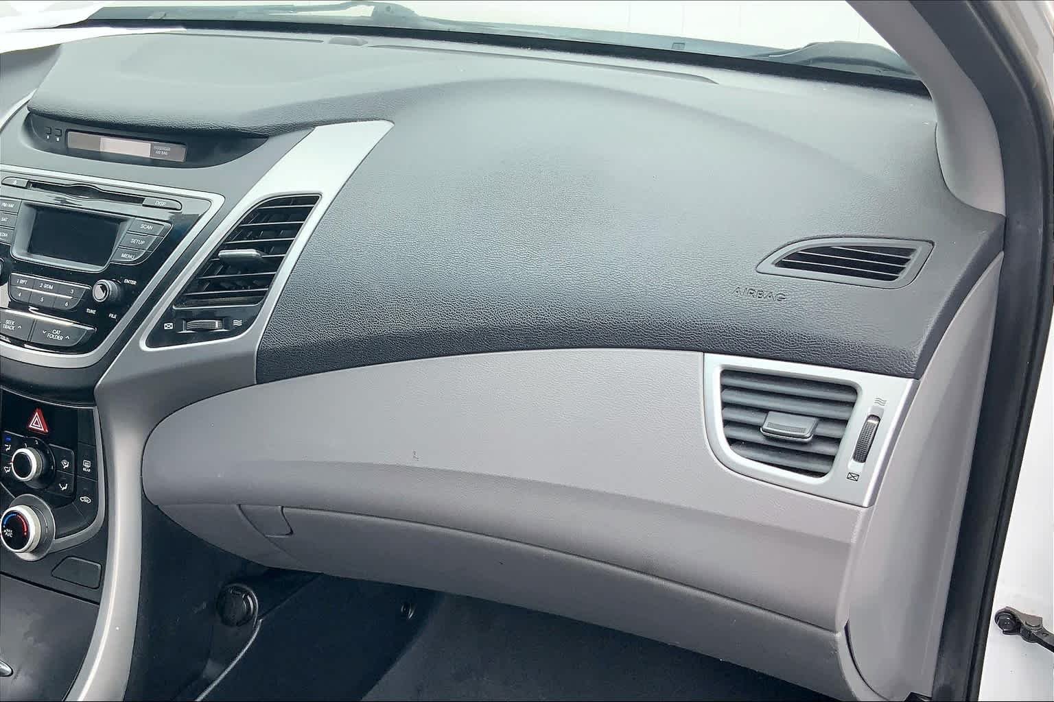 Used 2016 Quartz White Pearl Hyundai SE image 18