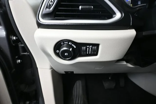 Used 2020 Gray Chrysler Touring L image 23