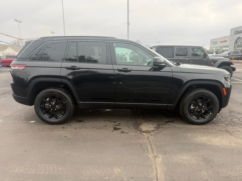 New 2026 Diamond Black Crystal Pearl-Coat Exterior Paint Jeep Altitude image 2