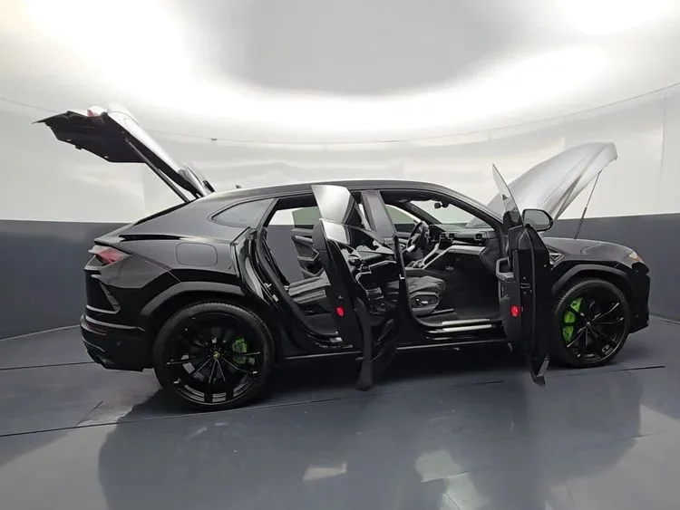 Used 2022  Lamborghini Sport Utility 4D image 14