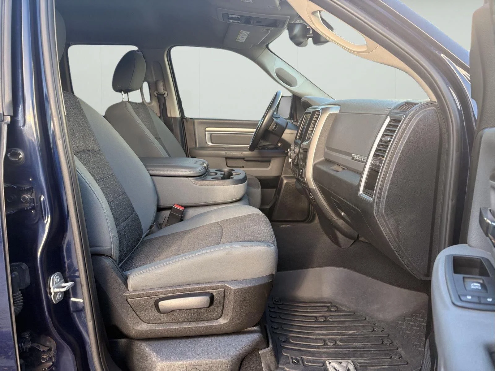 Used 2018 True Blue Pearlcoat Ram Big Horn image 13