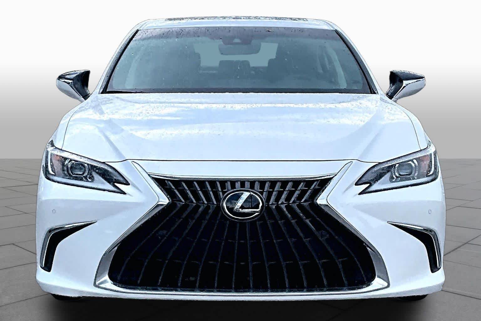Used 2025 Eminent White Pearl Lexus  image 4