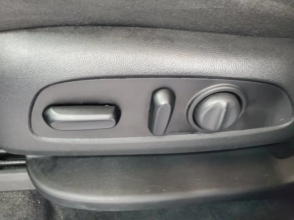 Used 2020 SUMMIT WHITE Chevrolet LT Cloth image 6