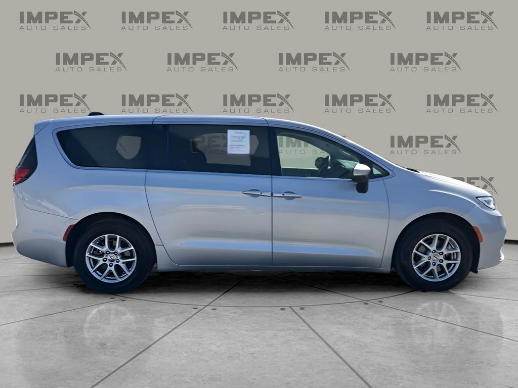 Used 2023 Silver Chrysler Touring L image 6