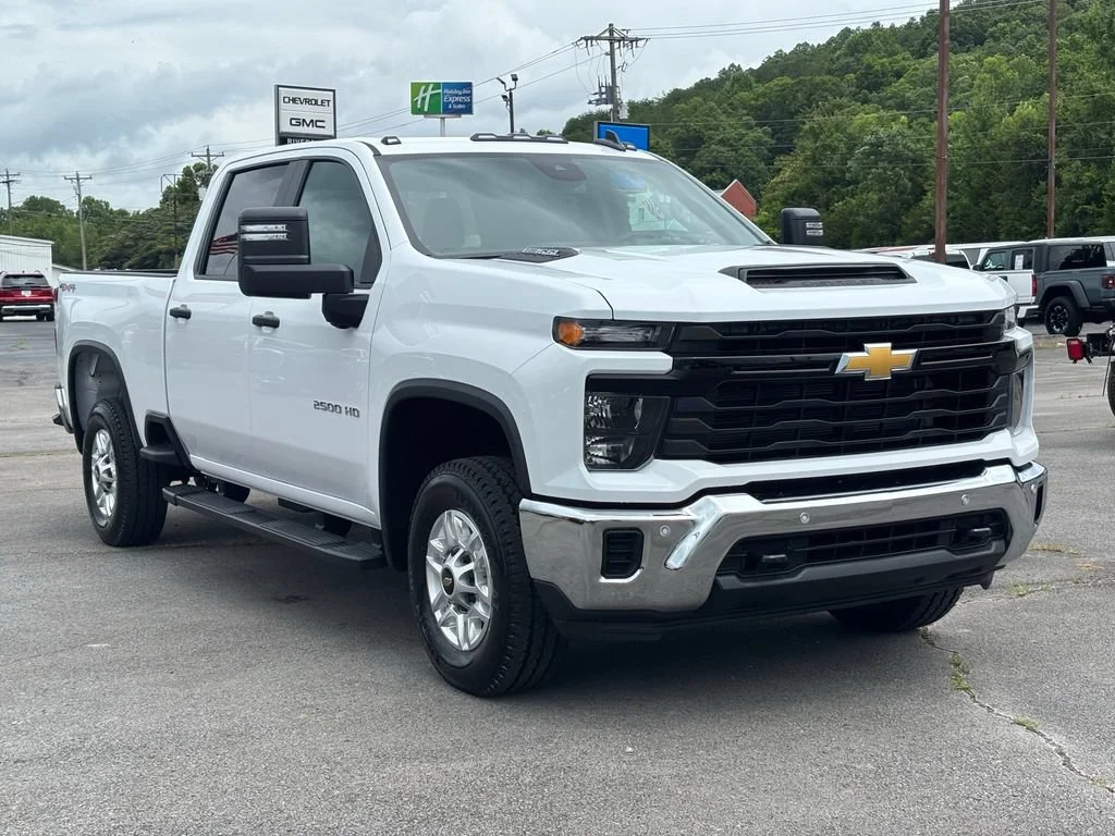 New 2026 Summit White Chevrolet WT image 4