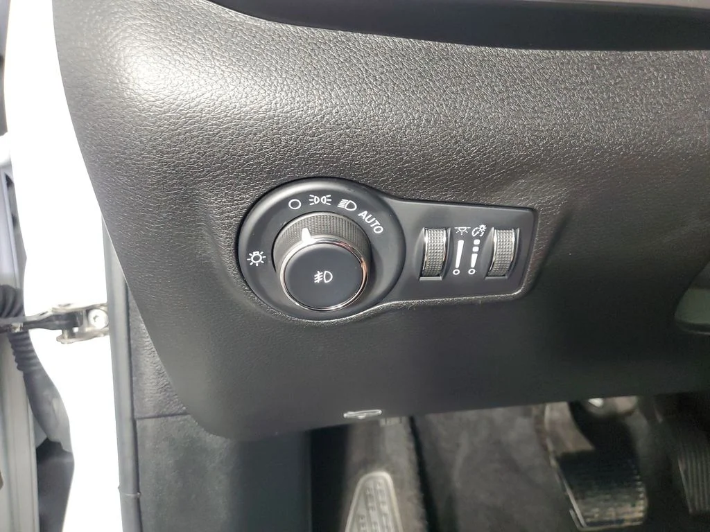 Used 2025 White Jeep Latitude image 28