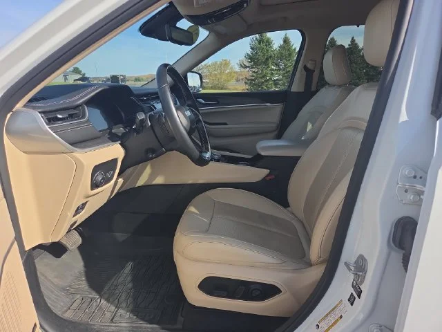 Used 2021 White Jeep Limited 4x4 image 11