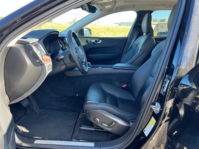 Used 2023 Onyx Black Metallic Volvo Plus Bright Theme image 12